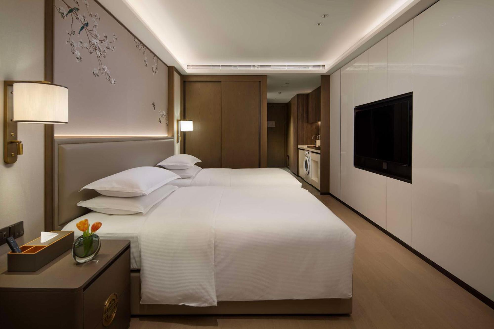 Yuexiu Hotel Guangzhou, Curio Collection By Hilton Exterior photo
